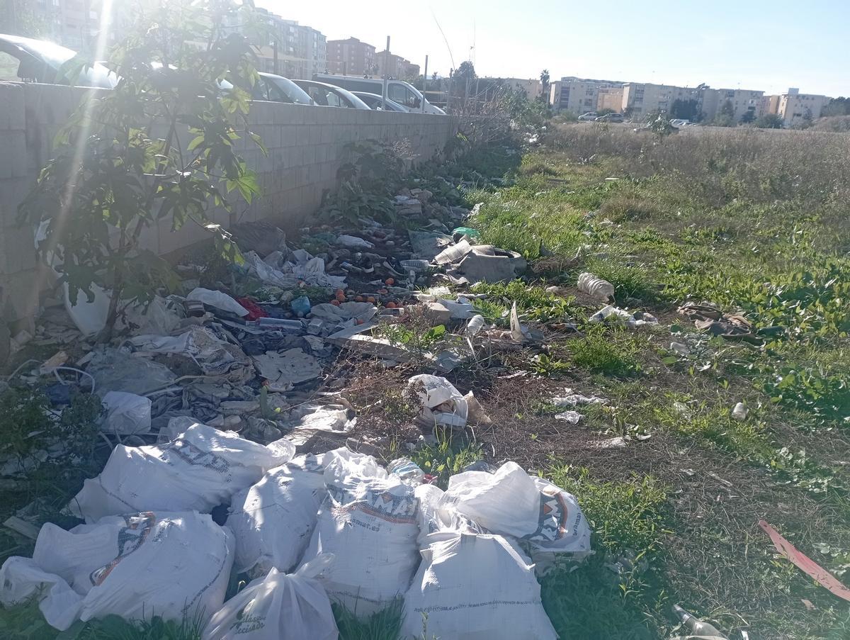 La basura, a pocos metros del aparcamiento donde se celebra el mercadillo de Huelin, en los terrenos de Repsol.