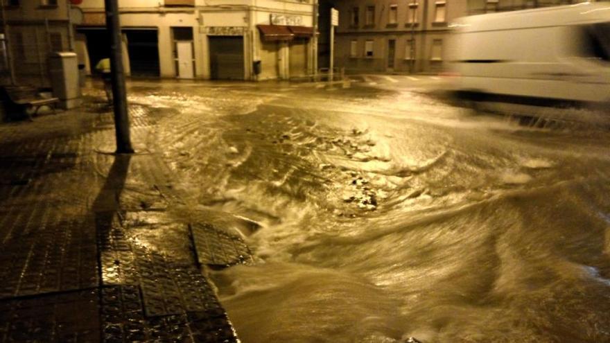 Una rebentada a la plaça de la Creu provoca el vessament d&#039;uns 600.000 litres d&#039;aigua