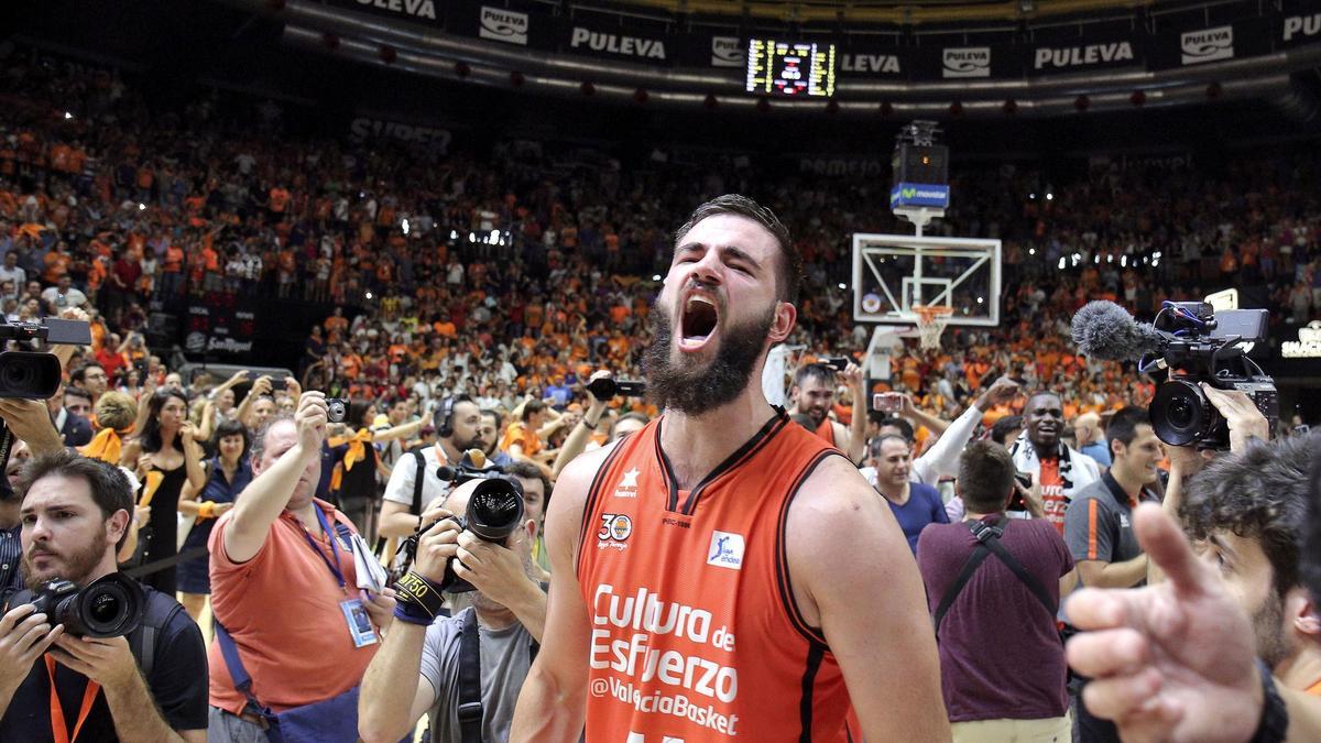 Dubljevic, eufórico después de que el Valencia ganara la Liga ACB en 2017.