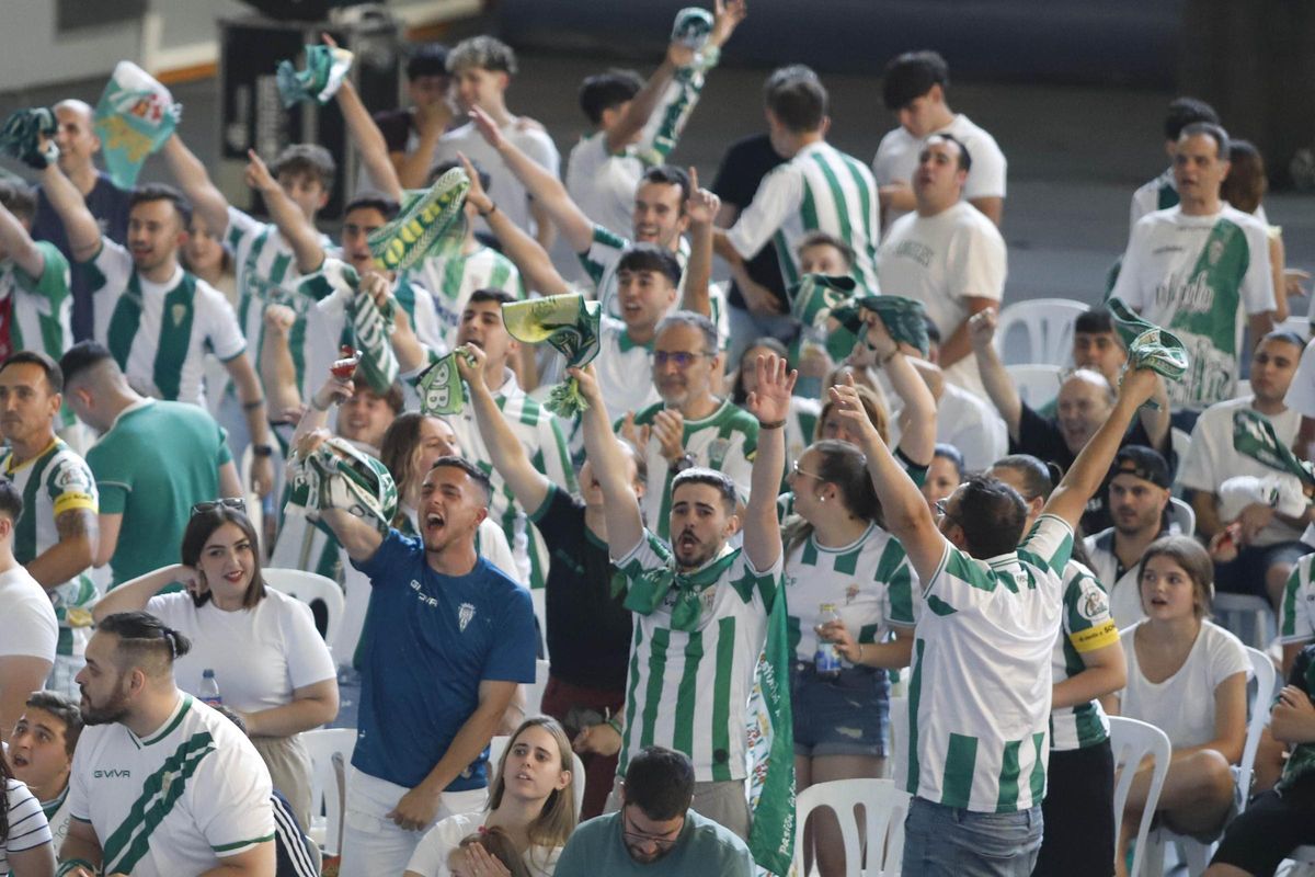 Un grupo de aficionados anima en un partido del Córdoba CF.