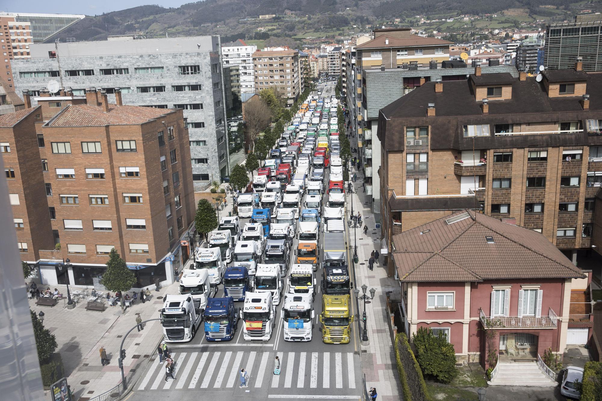 EN IMÁGENES: Los transportistas inundan las calles de Oviedo de camiones para visibilizar su protesta