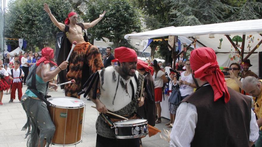 Una banda de &quot;corsarios&quot; en una pasada edición de la fiesta. // S. Á.