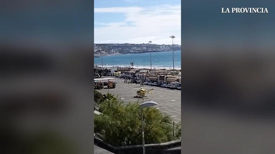 Un herido con una lesión abierta en el abdomen es trasladado desde Playa del Inglés