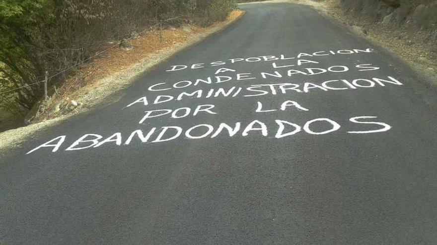 Pintada de protesta en la carretera de Porto en una imagen de 2014.