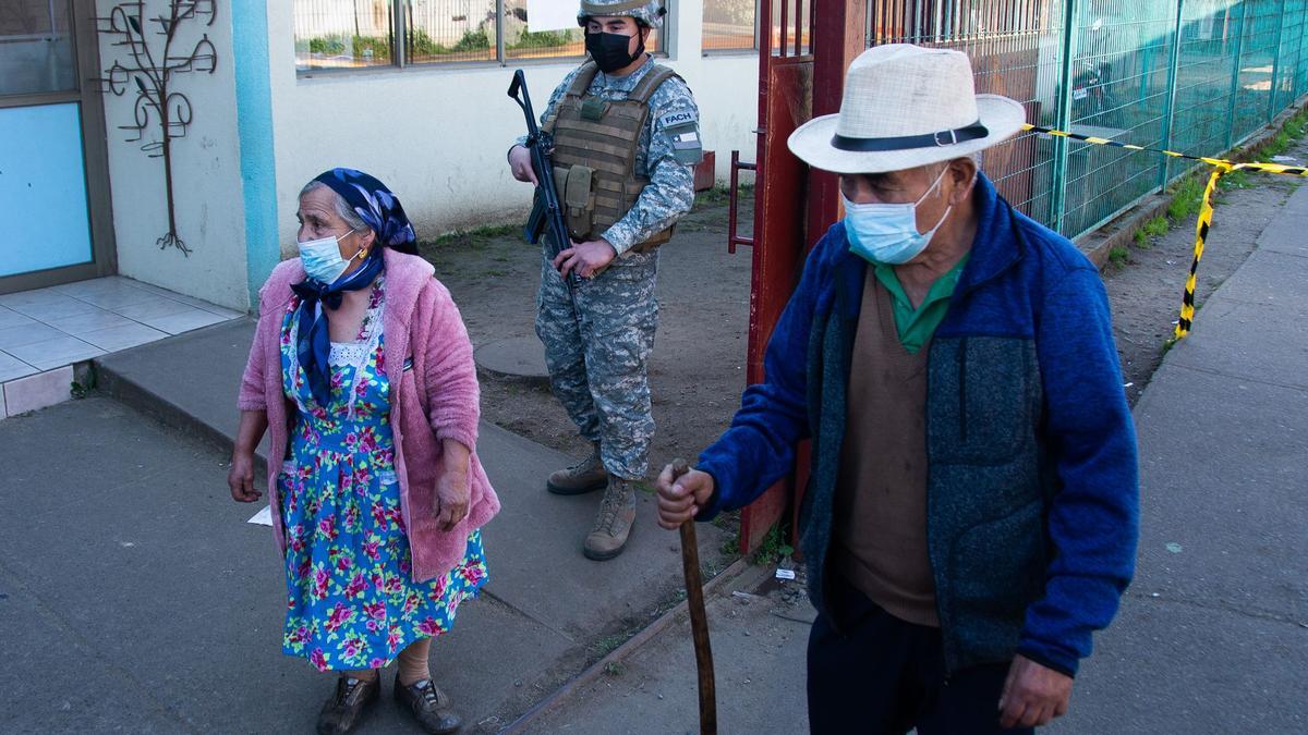 Los chilenos se acercan a las urnas para votar la nueva Constitución.