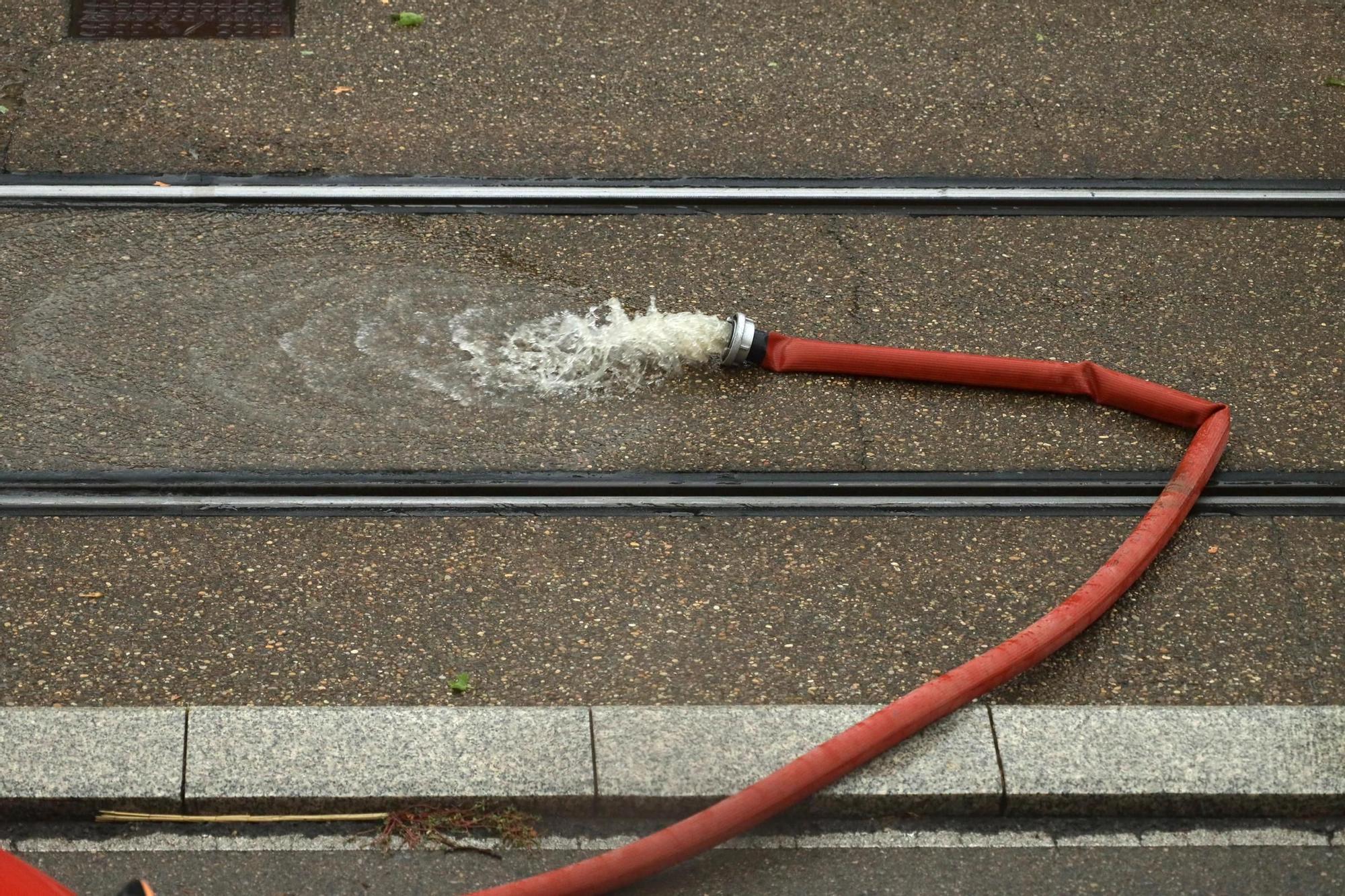 En imágenes I La lluvia anega varias calles de Zaragoza y obliga a intervenir a los bomberos