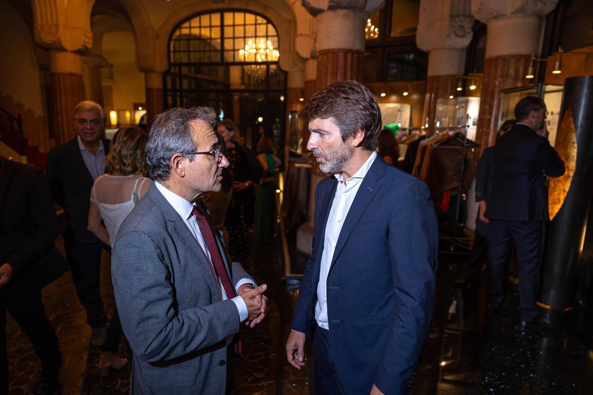 La editorial Alba brinda por sus 30 años. En la foto, el director de comunicación del Grupo Planeta Patrici Tixis con el director general de Prensa Ibérica Sergi Guillot.