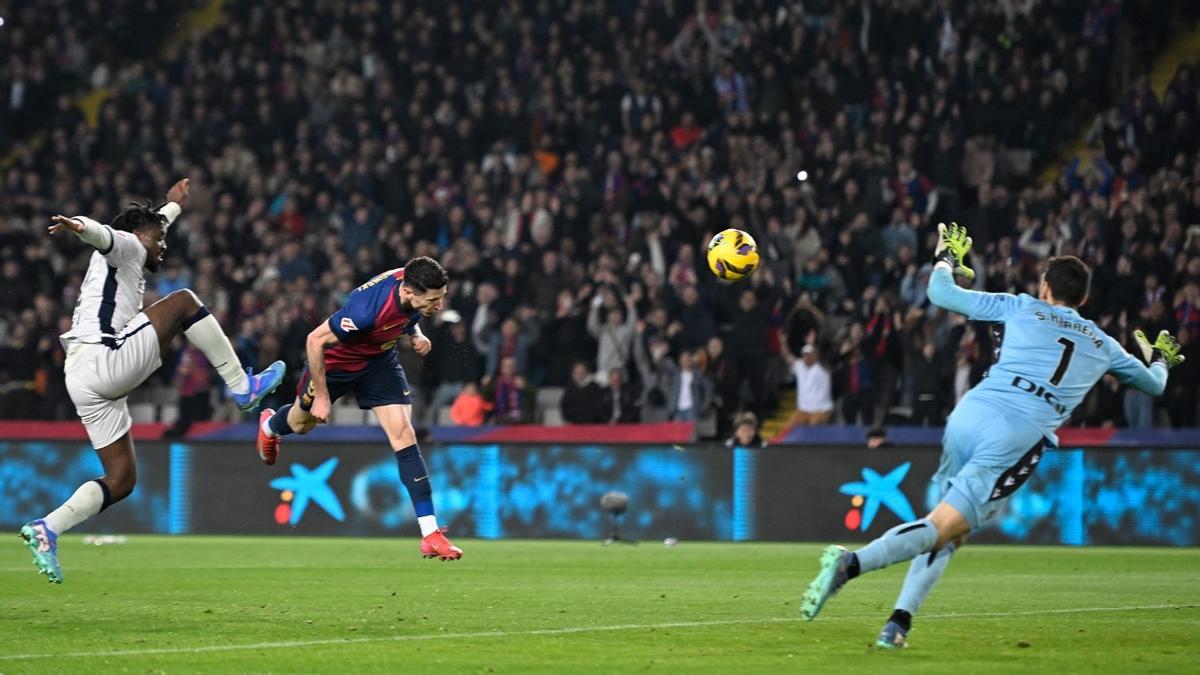 Lewandowski cabecea el centro de Fermín para el 3 0.