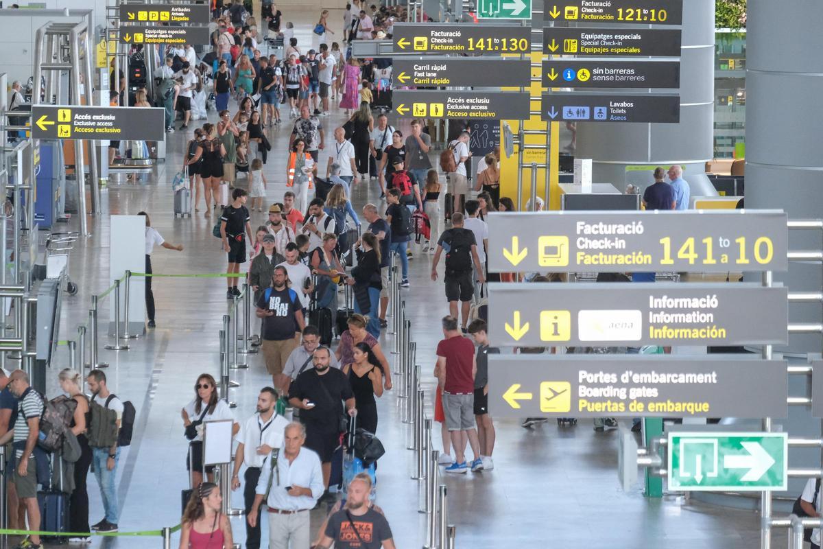 Pasajeros en la terminal del aeropuerto