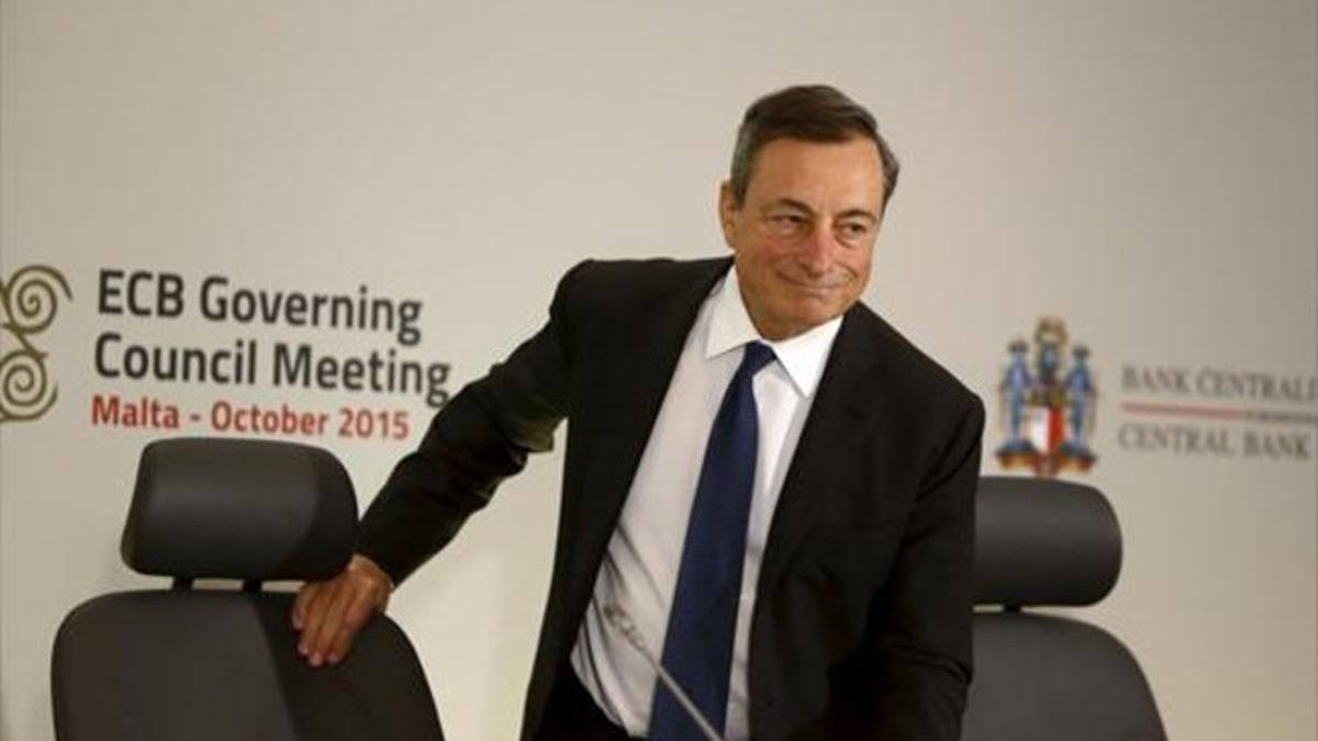 Draghi comparece ante los periodistas para informar de las decisiones del consejo de gobierno del BCE, celebrado en Malta, ayer.