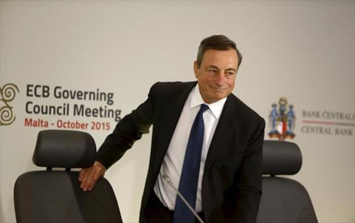 Mario Draghi compareix davant els periodistes per informar de les decisions del consell de govern del BCE, celebrat ahir a Malta.