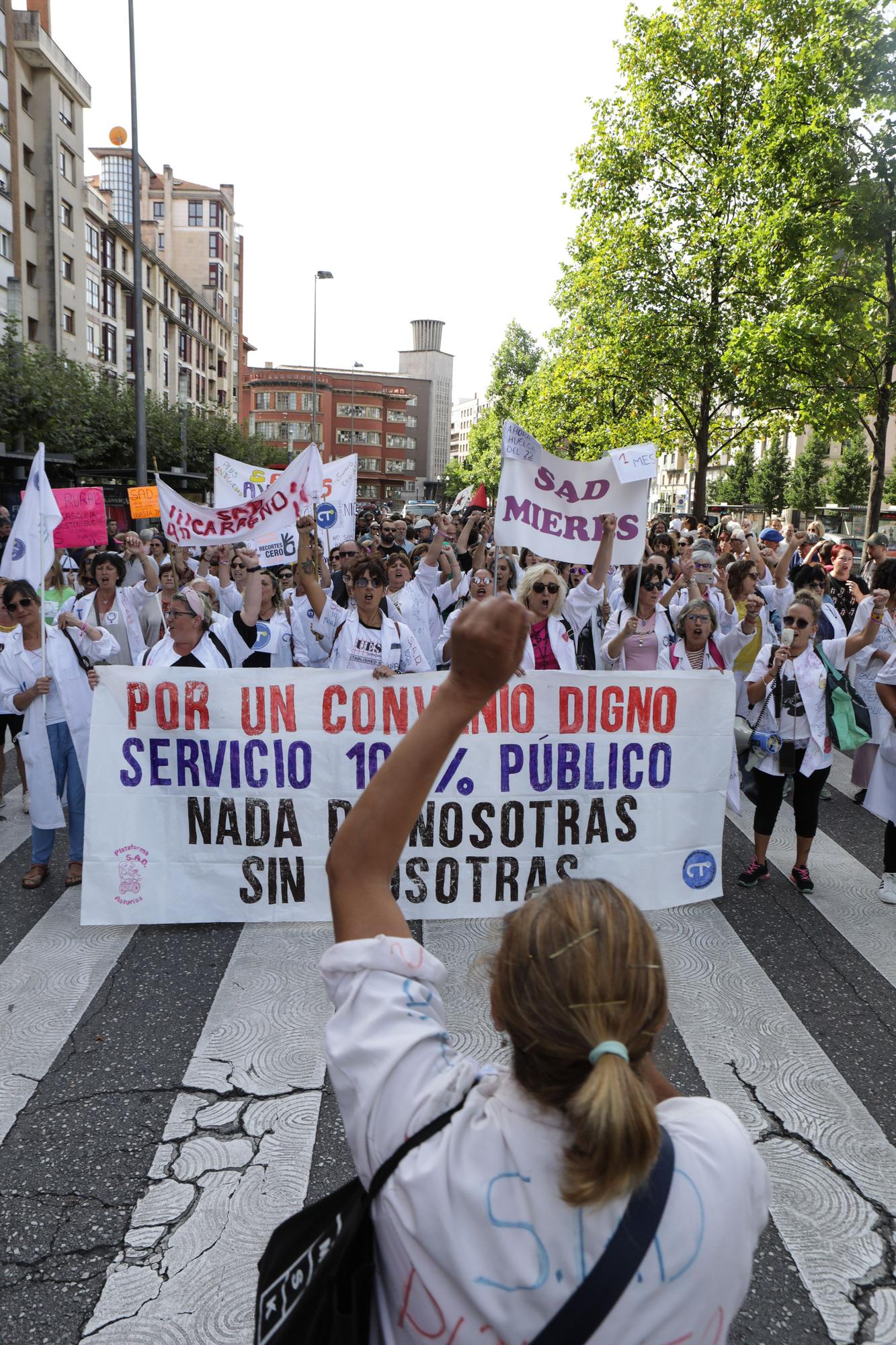 En imágenes: Las trabajadoras de ayuda a domicilio se manifiestan en Gijón