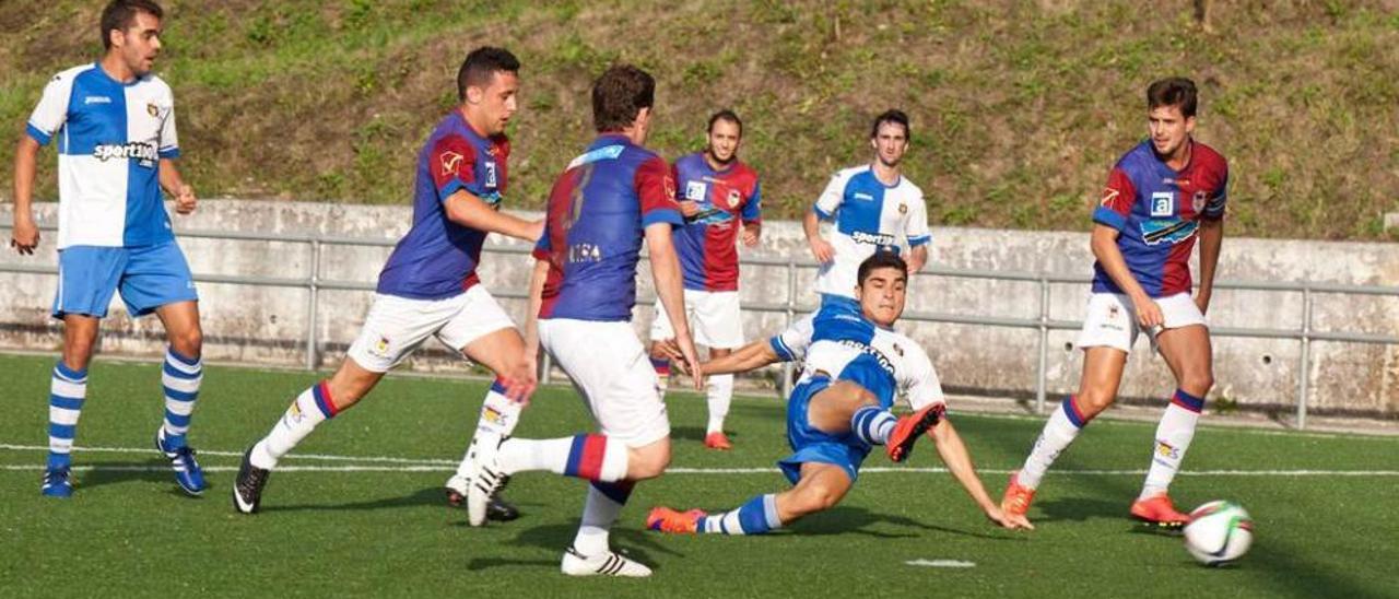 Un remate de Fran Meji superando a la defensa del Langreo.