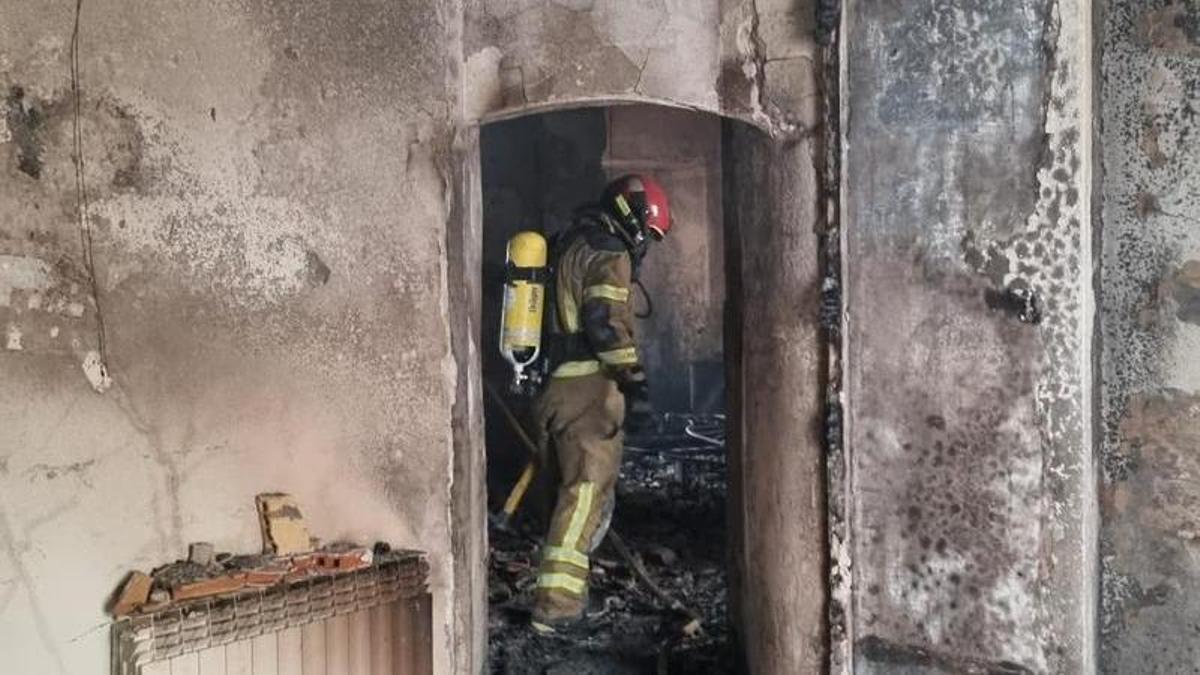 Vivienda calcinada en Albalate, en un incendio donde ha fallecido una persona.