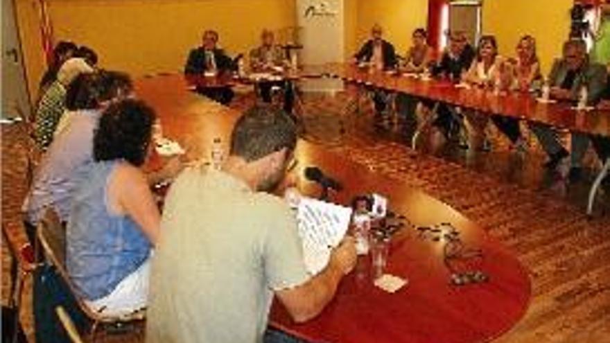 El ple, amb Xargay al centre de la taula, mentre parla el conseller de la CUP.