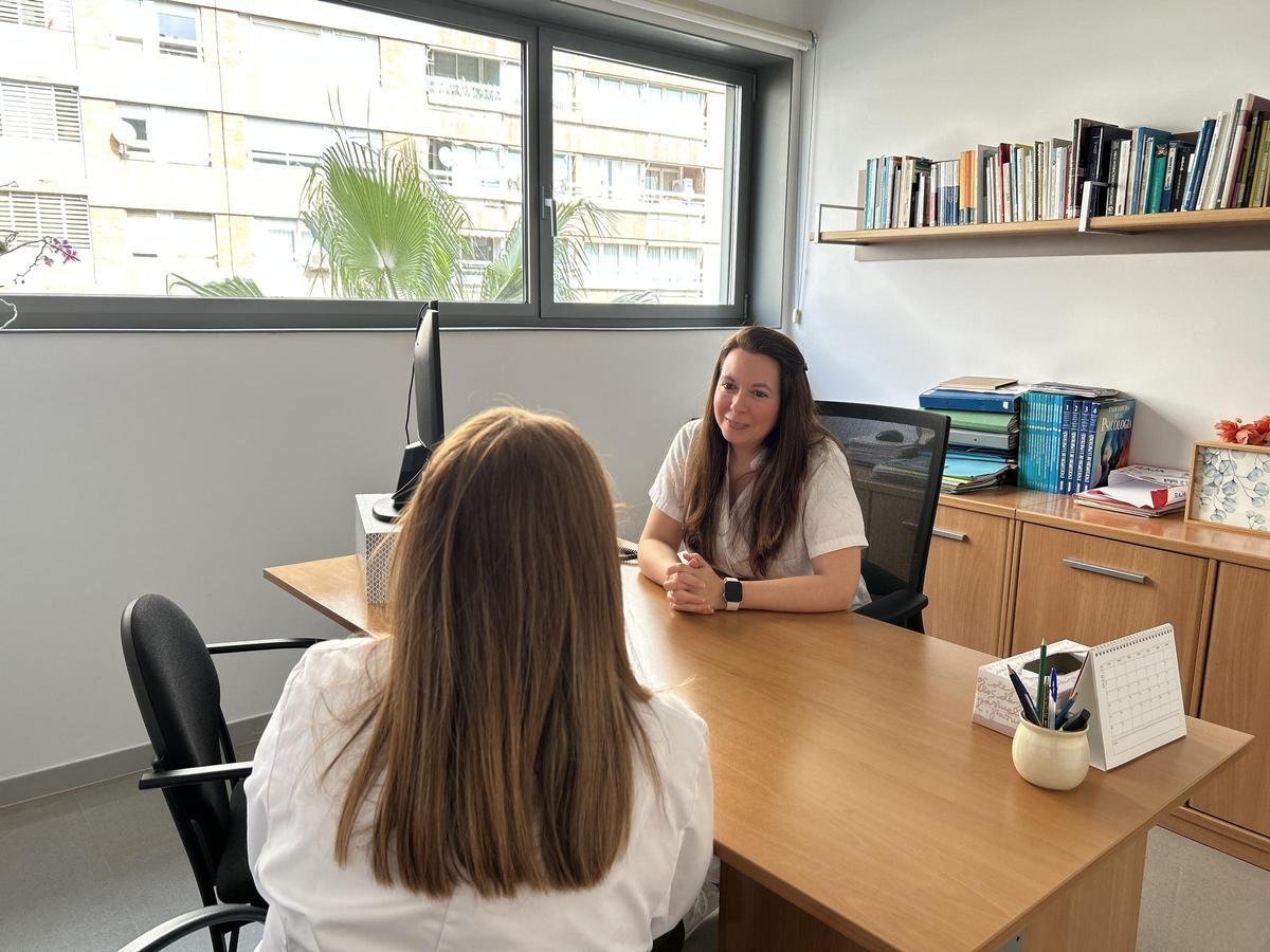 Cristina Sanz, especialista en psicologia clínica, en la seva consulta.