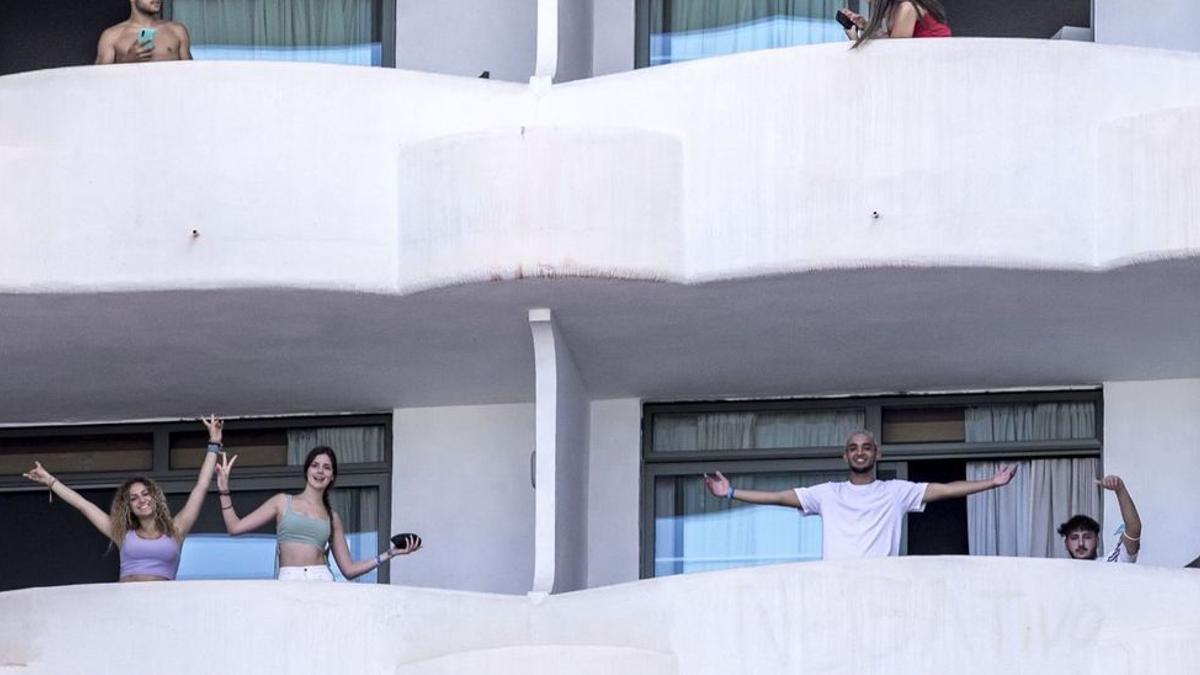 Los jóvenes fueron llevados a la fuerza al hotel covid para pasar allí los días de cuarentena para controlar los contagios de covid.