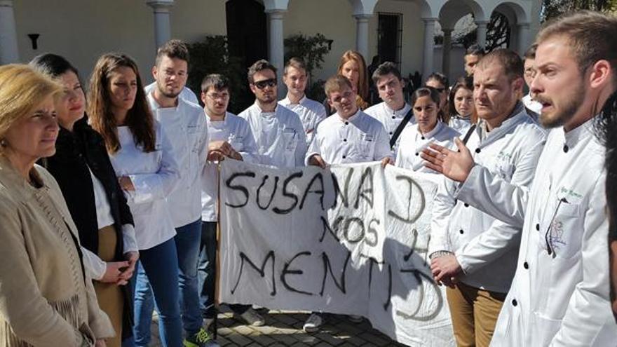 El PP ha criticado el «ninguneo» y el «desprecio» de la Junta de Andalucía a las escuelas de hostelería de la provincia de Málaga, especialmente cuando desde el Gobierno andaluz se habla de normalidad, a pesar de que los alumnos de La Cónsula llevan en huelga indefinida desde este lunes, los profesores acumulan una nómina sin cobrar, dos si se incluye febrero; y los profesionales de La Fonda acumulan 10 mensualidades de retraso. El presidente del PP de Málaga, Elías Bendodo, reclamó a la Junta que se deje «de tomar el pelo» y que no se juegue con el turismo, «nuestra principal industria».