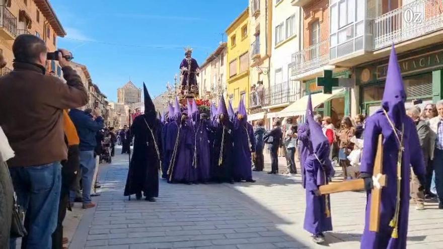 VÍDEO | Toro se rinde ante la procesión de Jesús Nazareno y Ánimas de la Campanilla