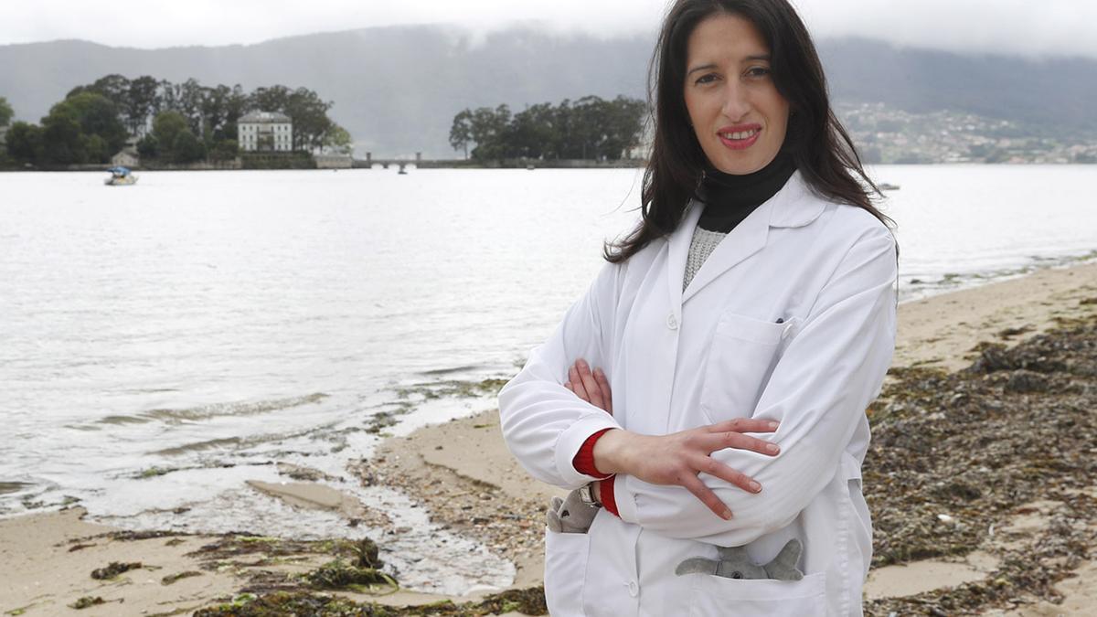 Paula Rivas, en Cesantes, con su bata de laboratorio