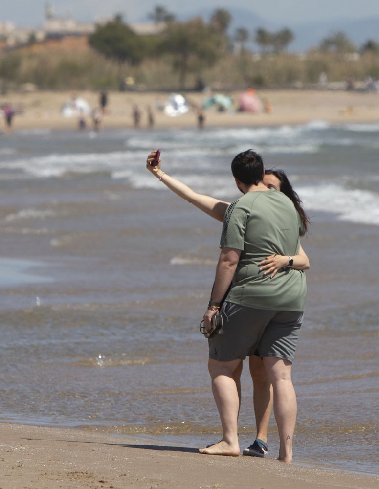 Así luce la playa del Port de Sagunt con temperaturas propias del verano