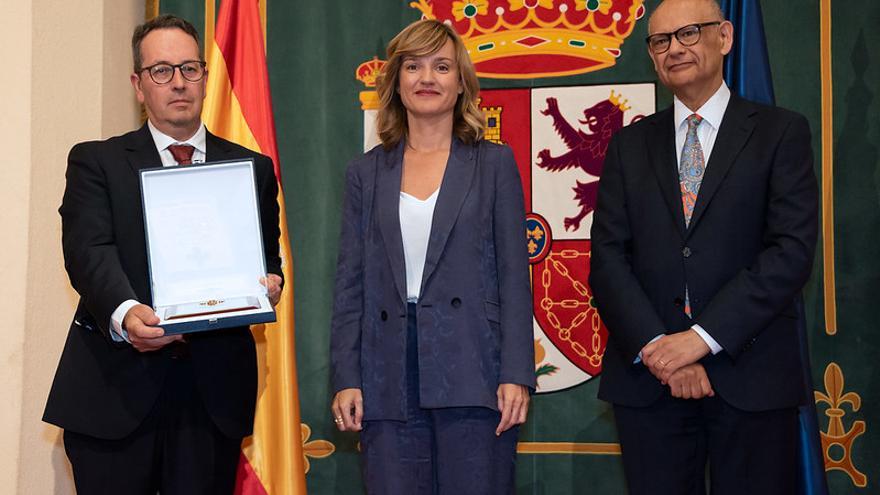 El director del IES Jorge Juan, con la ministra y el subsecretario de estado de Educación.