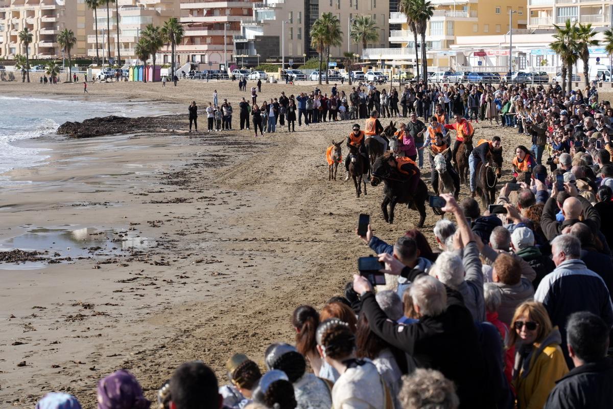 Las imágenes de la carrera de caballos en la playa de Orpesa