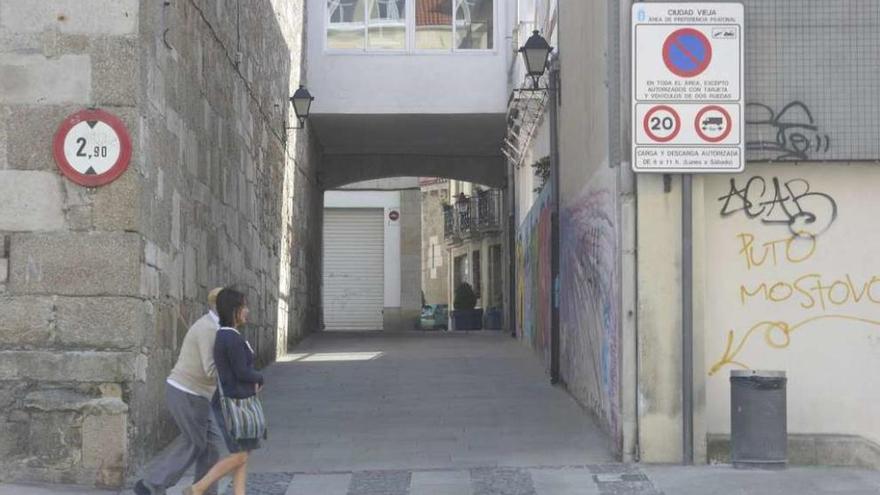 Señal de prohibido aparcar en la entrada a la Ciudad Vieja por el callejón de San Benito.