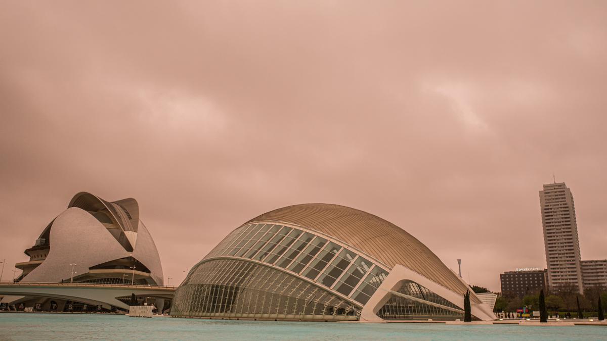 Un cielo plomizo sobre la Ciudad de las Artes y las Ciencias, en València este lunes.