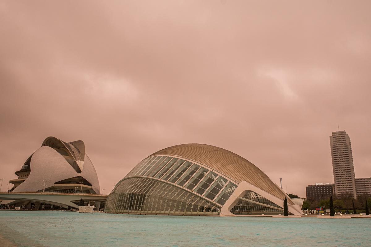 Un cielo plomizo sobre la Ciudad de las Artes y las Ciencias