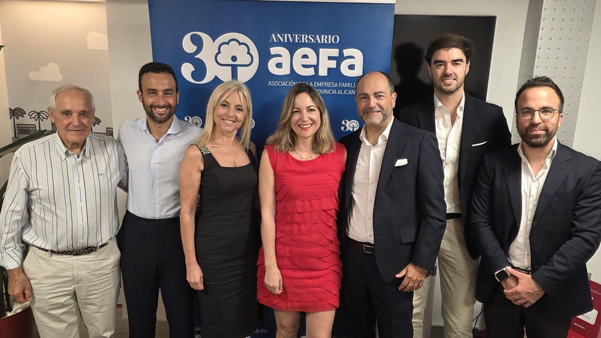 Foto de familia, tras la firma del acuerdo entre Aefa y PwC en Alicante.1