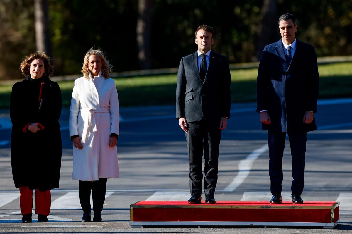 BARCELONA, 19/01/2023.- El presidente del Gobierno, Pedro Sánchez (d), y el presidente francés, Emmanuel Macron, escuchan los himnos de sus respectivos países, en presencia de la delegada del Gobierno en Cataluña, Maria Eugènia Gay Rosell (2i), y la alcaldesa de Barcelona,  Ada Colau, a su llegada a la Cumbre Hispanofrancesa que se celebra, este jueves, en Barcelona. EFE/ Alberto Estévez