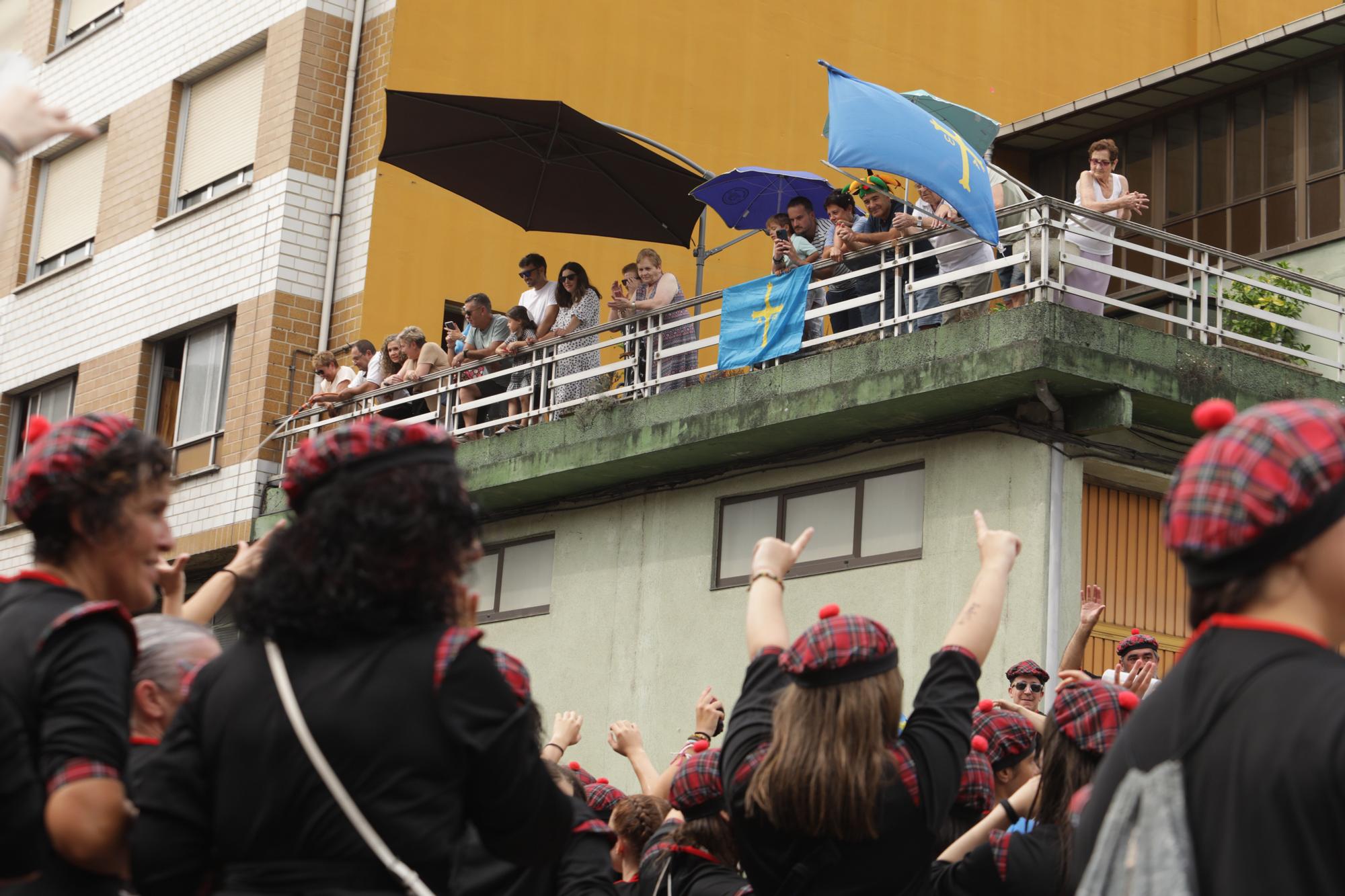 EN IMÁGENES: Cuarenta barcos y 6.000 "marineros" en un Descenso Folklórico del Nalón con mucho ritmo