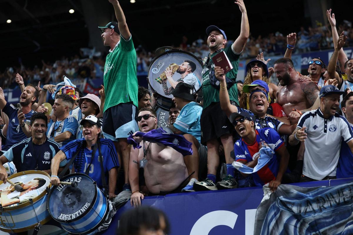 TOPSHOT - Argentine fans celebrate at the end of the 2026 World Cup football tournament semi-final match between England and Argentina at the Atlanta Stadium in Atlanta on July 15, 2026. (Photo by Thomas COEX / AFP)