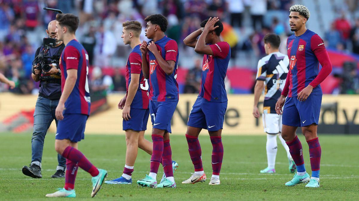 Decepción en los jugadores del Barça tras el clásico
