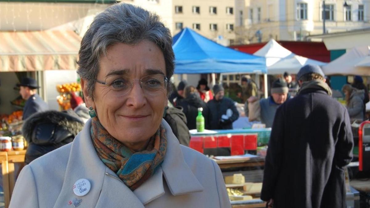 La vicepresidenta del Parlamento Europeo Ulrike Lunacek hace campaña para Los Verdes en el mercado de Karmelitermarkt (Viena)