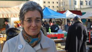 La vicepresidenta del Parlamento Europeo Ulrike Lunacek hace campaña para Los Verdes en el mercado de Karmelitermarkt (Viena).