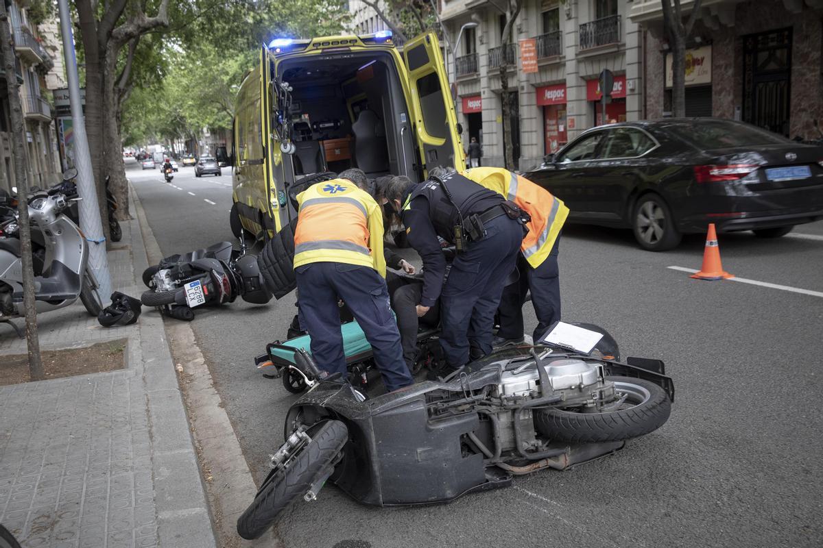 Accidente, con dos motos implicadas, en la calle de la Diputació