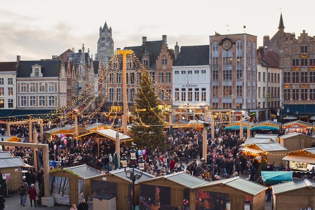 El mercado de Brujas en la plaza central