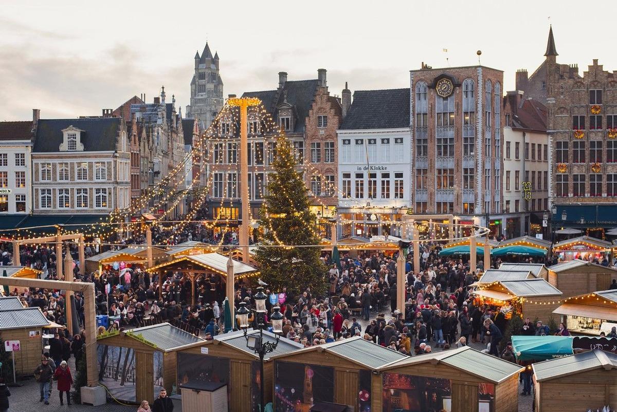 El mercado de Brujas en la plaza central