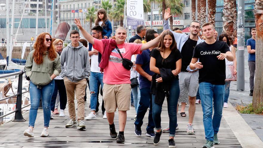 Un grupo de turistas junto al centro comercial de A Laxe // Marta G. Brea