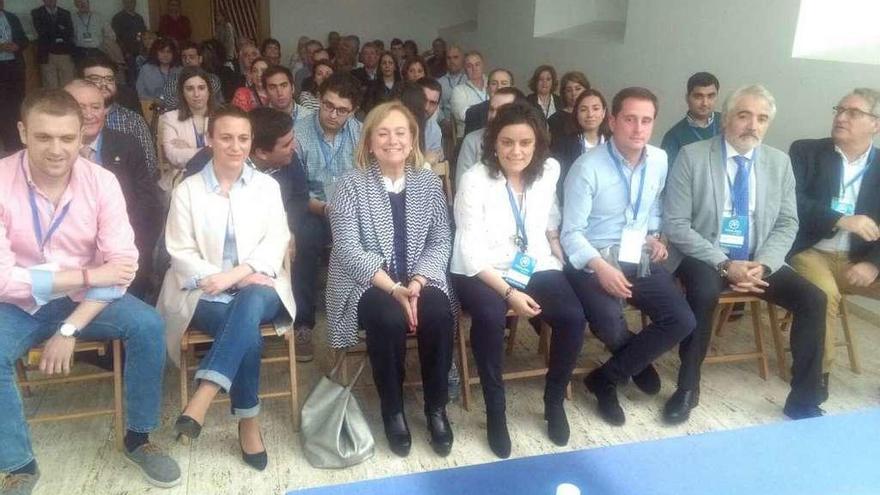 En el centro, Mercedes Fernández y Beatriz Polledo, ayer, durante el congreso del PP de Siero.