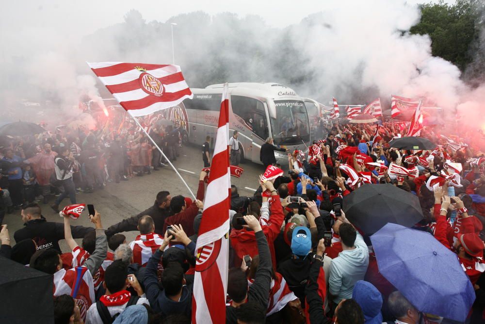 Centenars d'aficionats reben al Girona sota la pluja