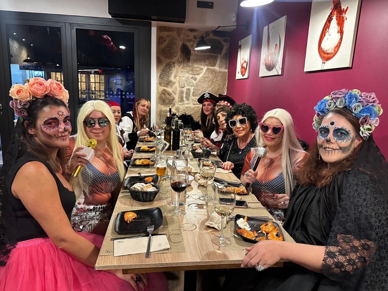 Asistentes a la fiesta de carnaval en el restaurante O 48 da Platería.