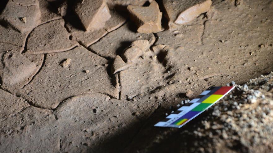 Hallan en una cueva cántabra huellas de pies de niños de hace 16.500 años