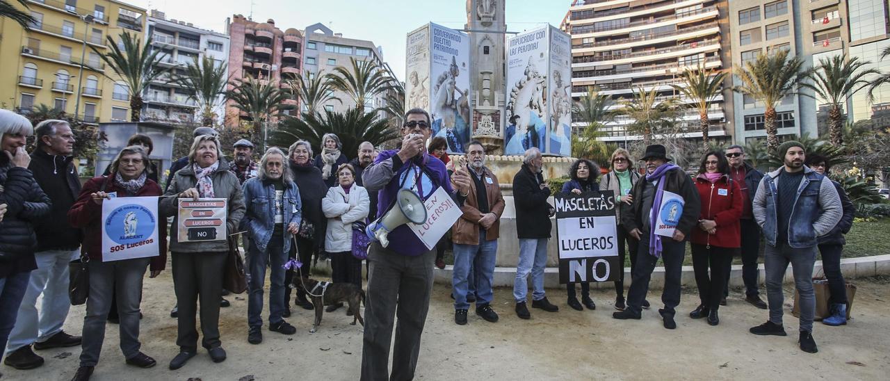 Una protesta frente a Luceros