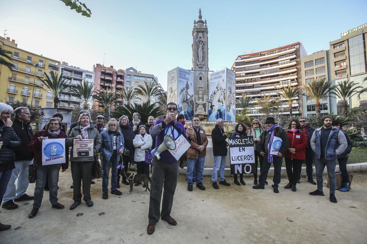 Una protesta frente a Luceros