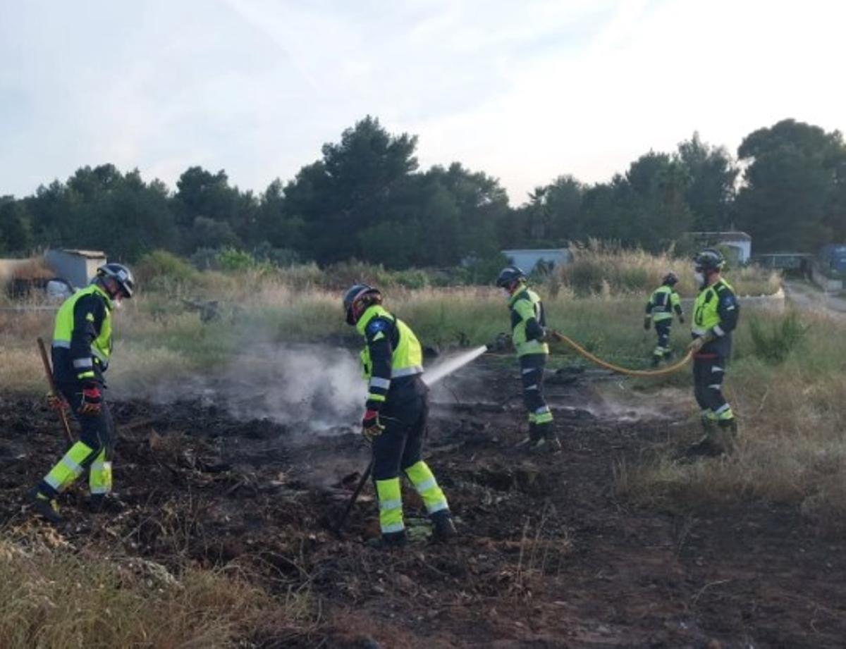 Bomberos trabajando el el lugar del incendio