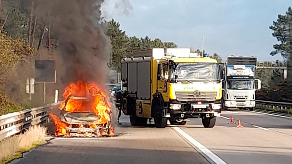 EN IMÁGENES: El incendio de un coche genera retenciones en la "Y"