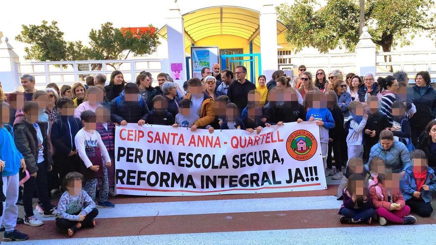 Quartell es manifesta per a exigir la rehabilitació del seu col·legi públic